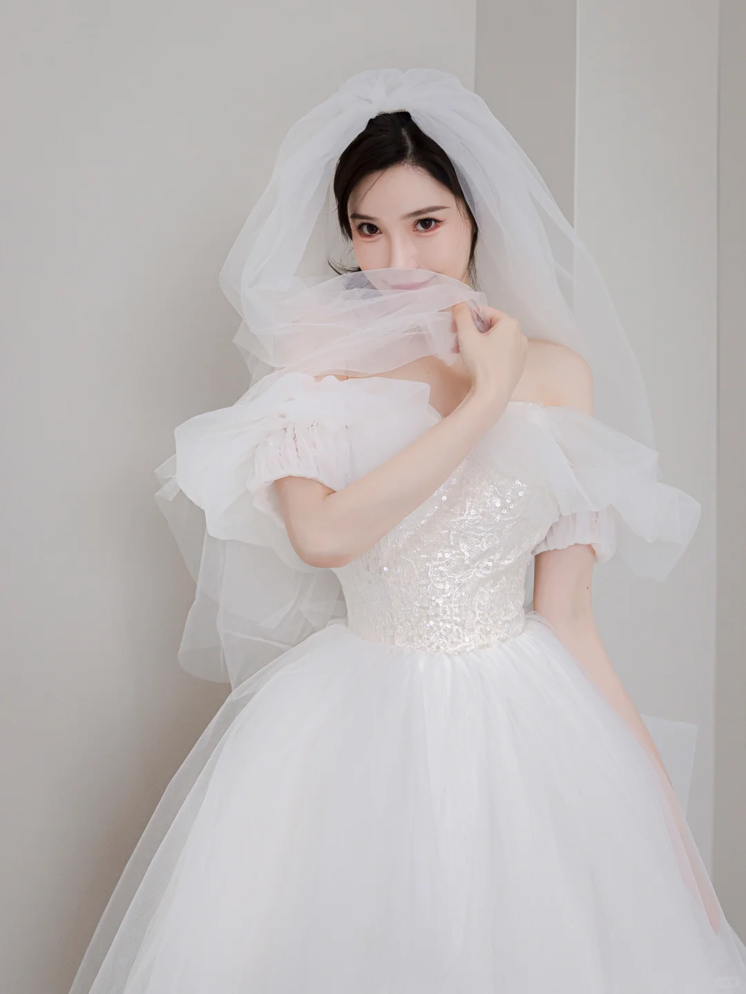 Robe de mariée longue élégante en tulle à épaules dénudées et voile C4184