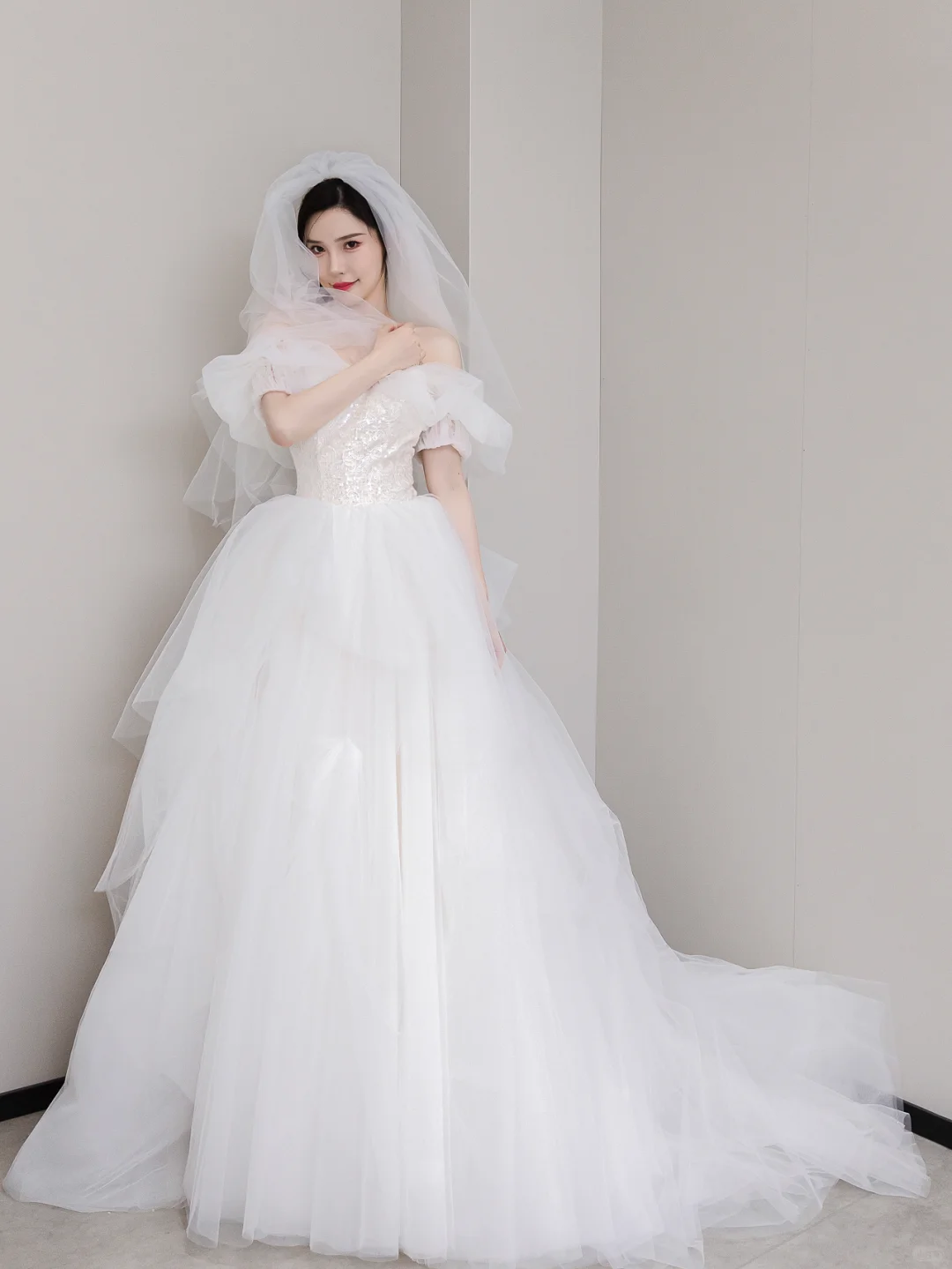 Robe de mariée longue élégante en tulle à épaules dénudées et voile C4184