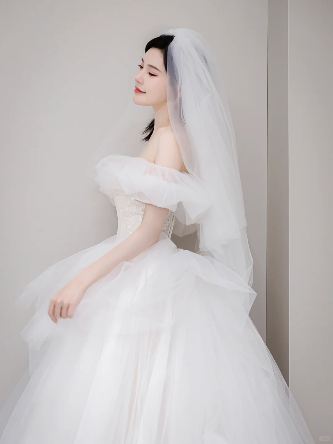 Robe de mariée longue élégante en tulle à épaules dénudées et voile C4184