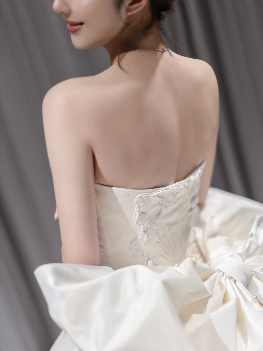Robe de mariée longue bustier en satin avec nœud et dos nu, style bal de rêve, C4195
