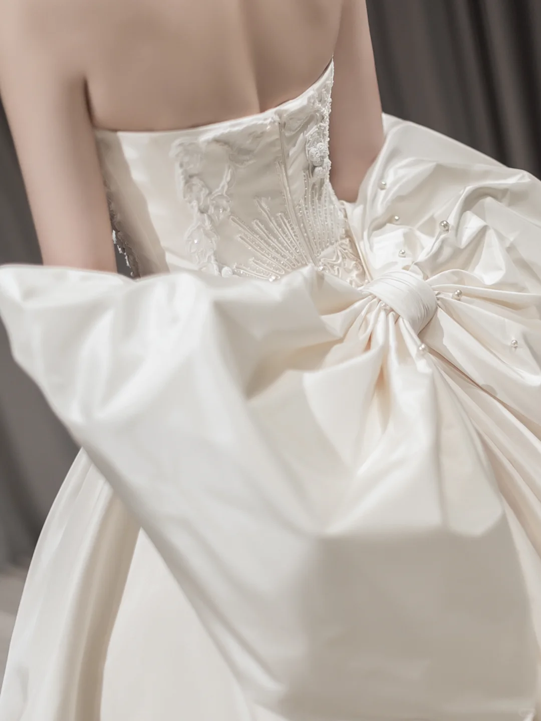 Robe de mariée longue bustier en satin avec nœud et dos nu, style bal de rêve, C4195