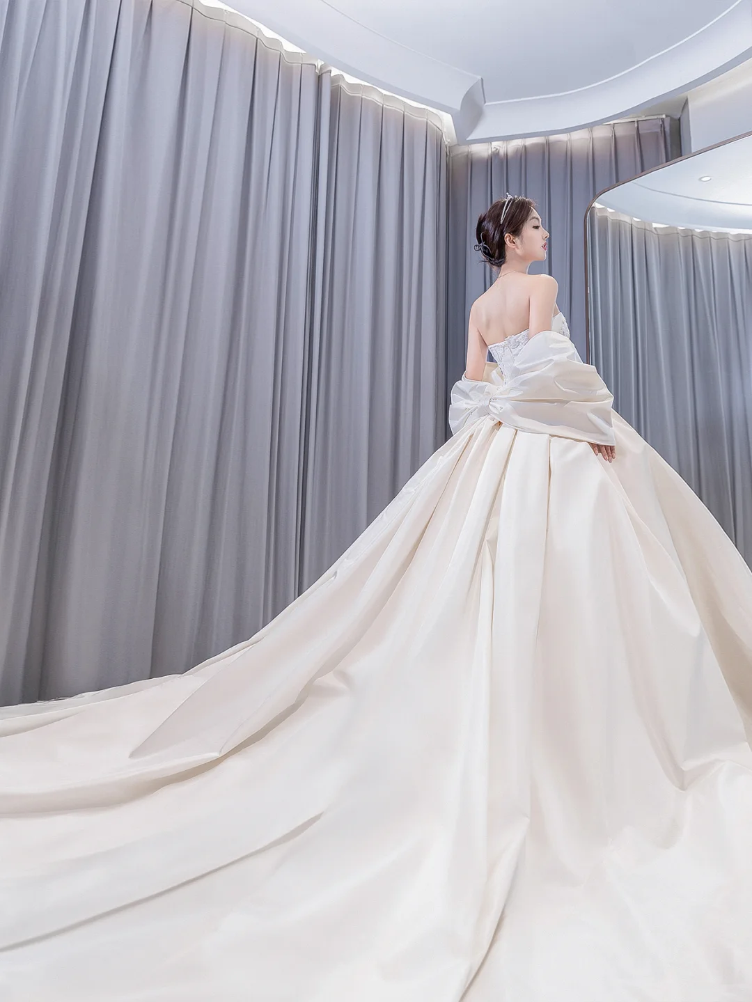 Robe de mariée longue bustier en satin avec nœud et dos nu, style bal de rêve, C4195