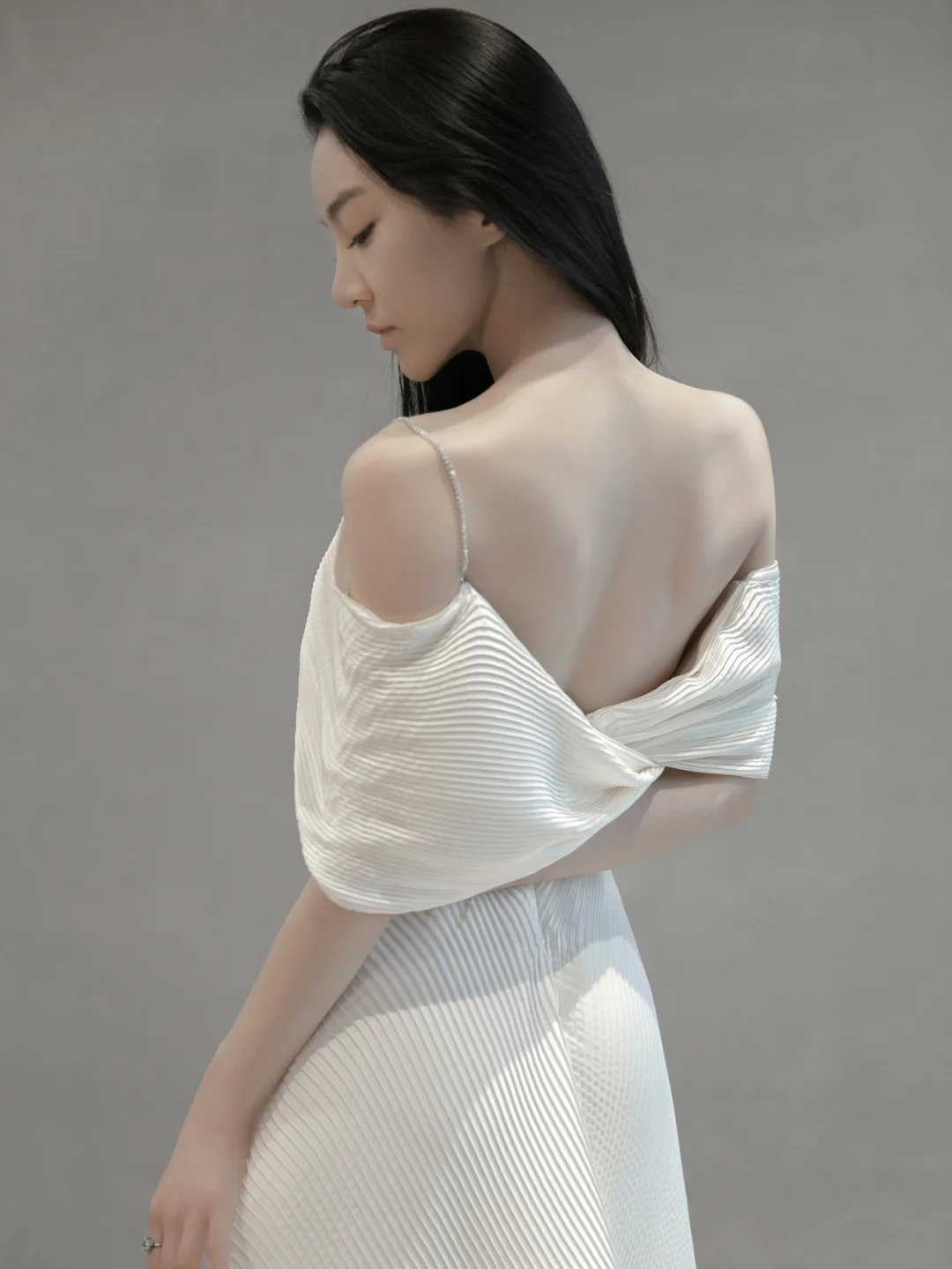 Robe de mariée longue en satin à bretelles spaghetti et coupe trapèze unique C4196
