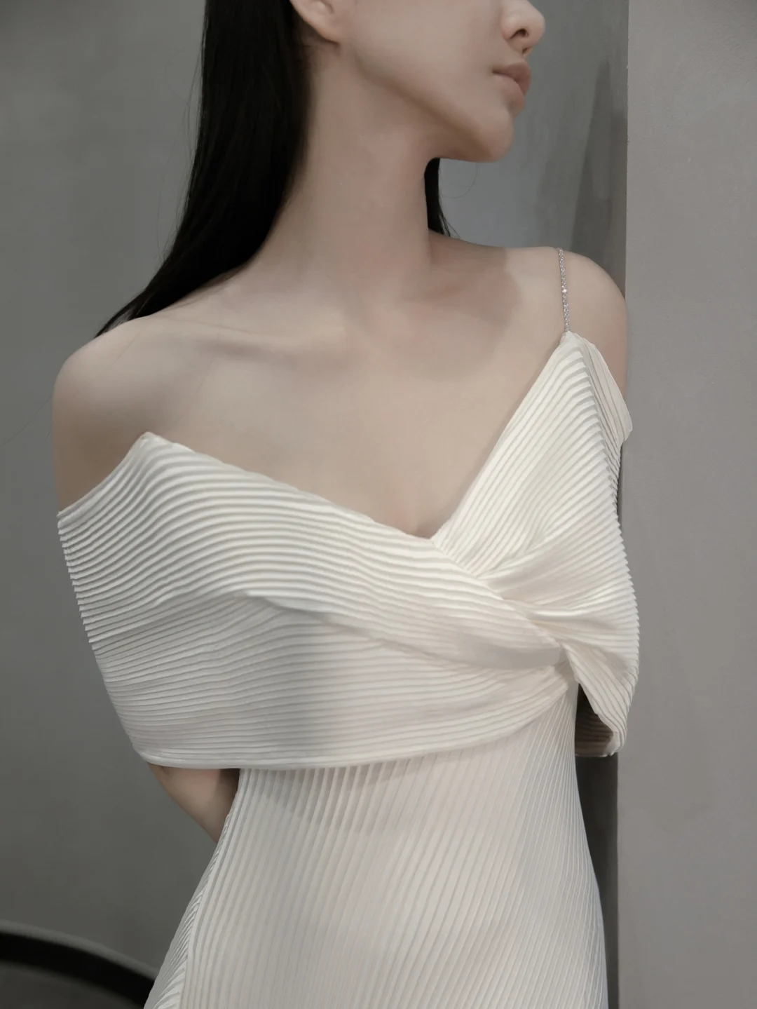 Robe de mariée longue en satin à bretelles spaghetti et coupe trapèze unique C4196