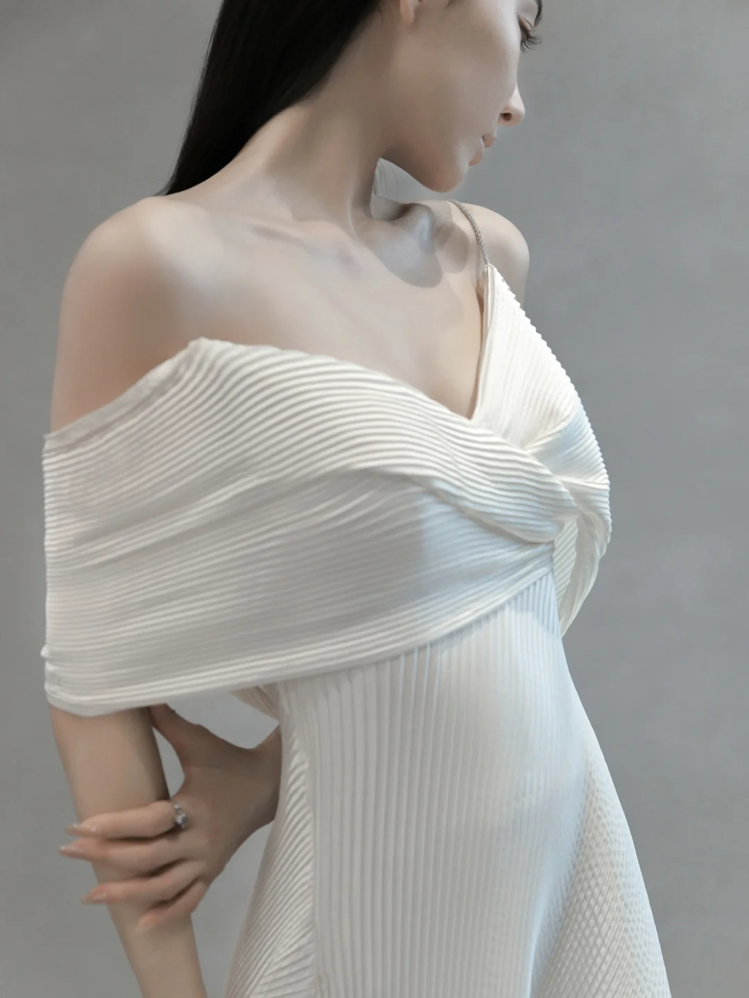 Robe de mariée longue en satin à bretelles spaghetti et coupe trapèze unique C4196