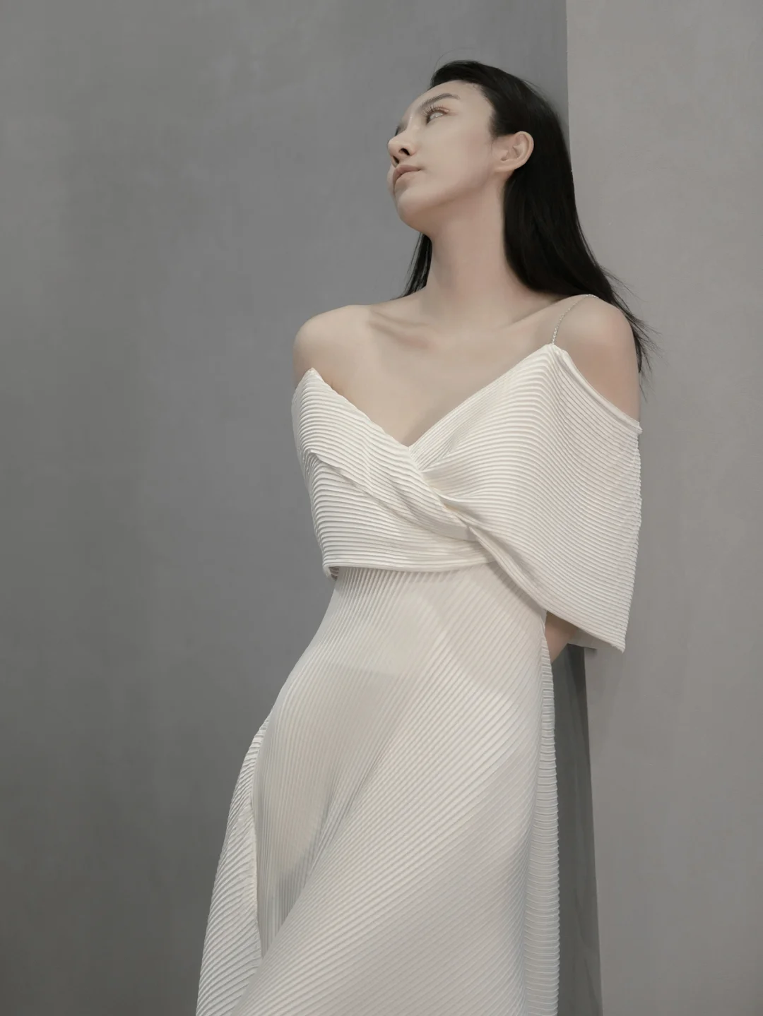 Robe de mariée longue en satin à bretelles spaghetti et coupe trapèze unique C4196