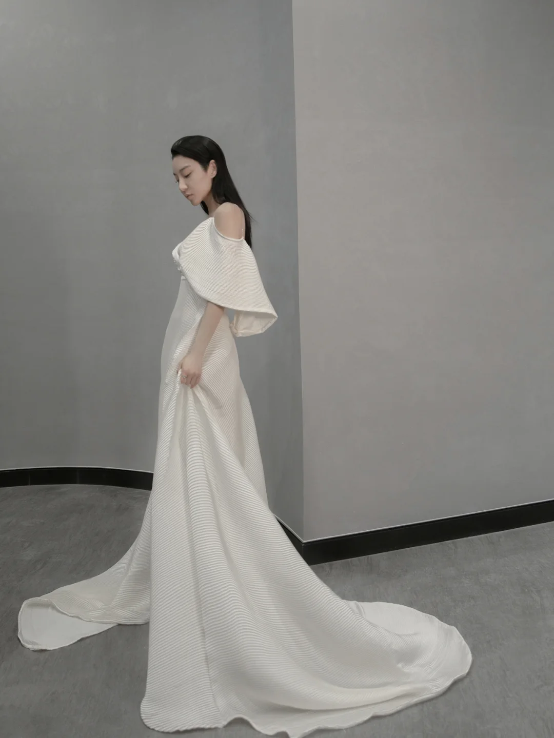 Robe de mariée longue en satin à bretelles spaghetti et coupe trapèze unique C4196