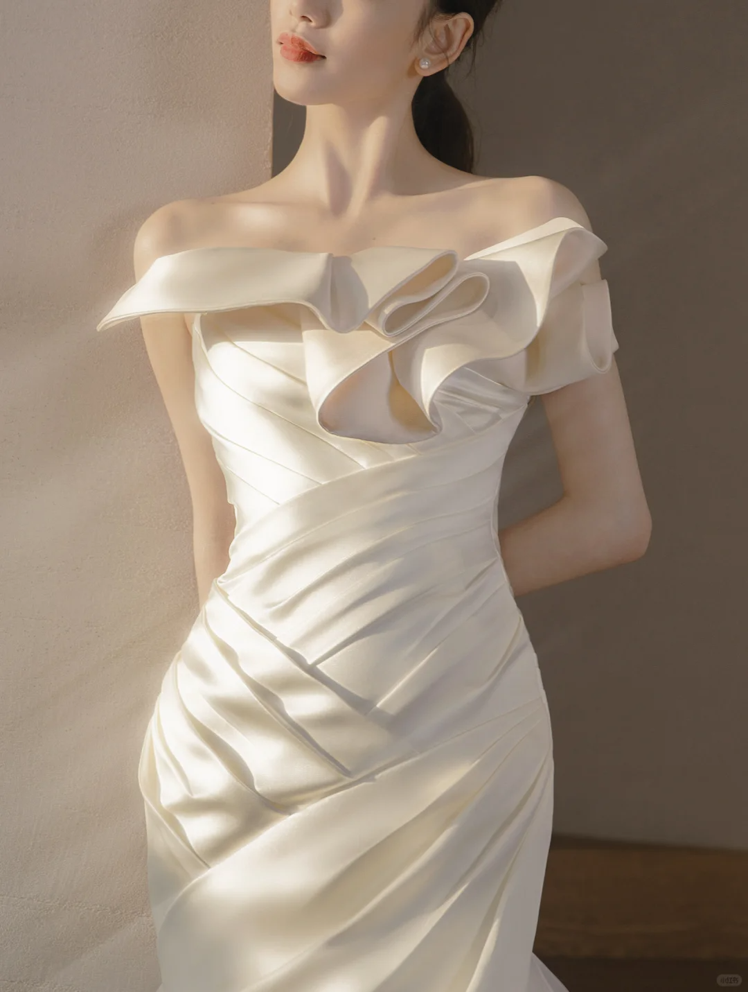 Jolie robe de mariée longue en satin à épaules dénudées et style sirène C4200