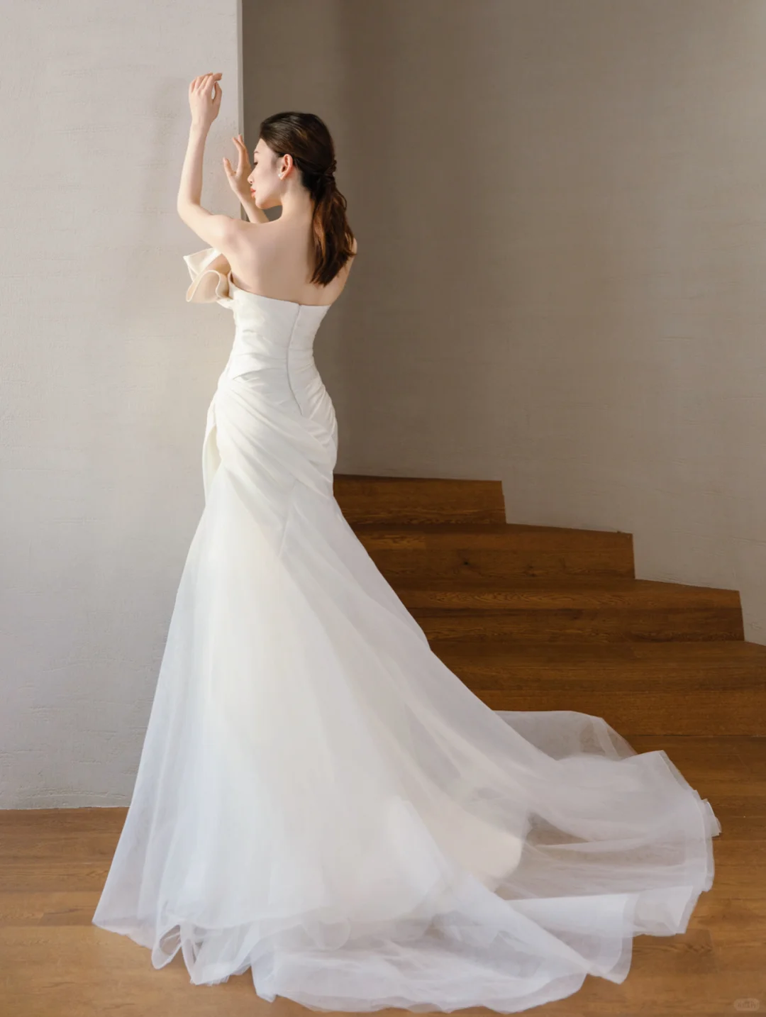 Jolie robe de mariée longue en satin à épaules dénudées et style sirène C4200