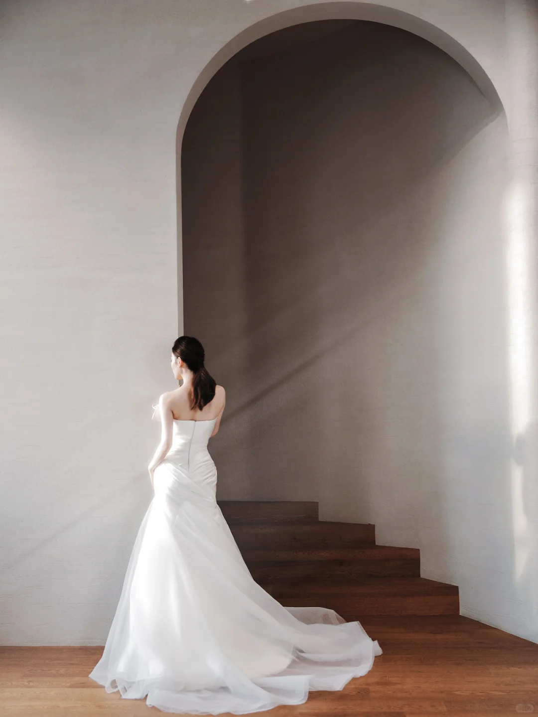 Jolie robe de mariée longue en satin à épaules dénudées et style sirène C4200
