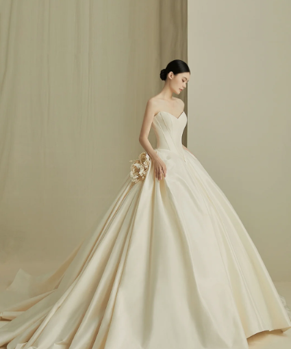 Robe de mariée longue en satin, bustier et voile, effet boule de rêve, C4201