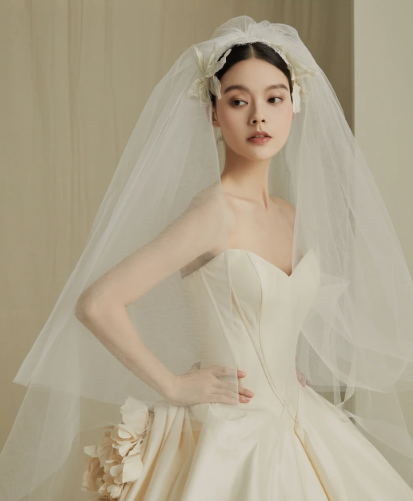 Robe de mariée longue en satin, bustier et voile, effet boule de rêve, C4201