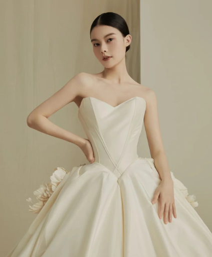 Robe de mariée longue en satin, bustier et voile, effet boule de rêve, C4201