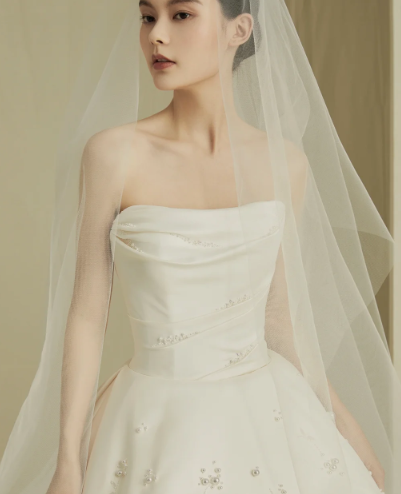 Robe de mariée élégante en satin, tulle, bustier, perles et voile, longue, C4202
