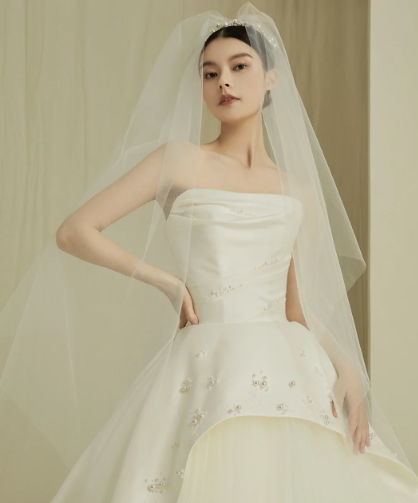 Robe de mariée élégante en satin, tulle, bustier, perles et voile, longue, C4202