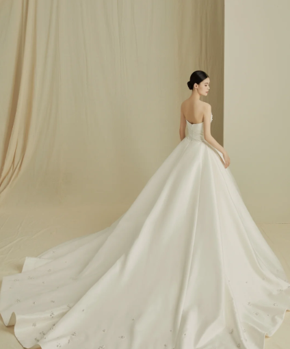 Robe de mariée élégante en satin, tulle, bustier, perles et voile, longue, C4202