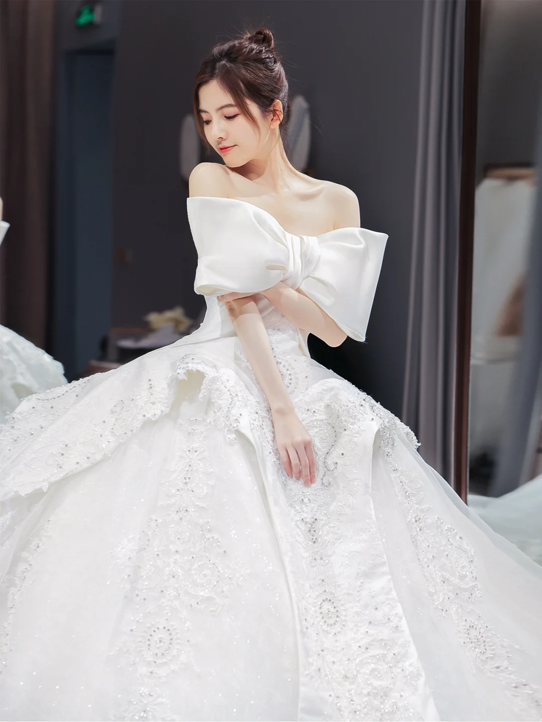Robe de mariée longue en satin, tulle, dentelle, paillettes et perles, sans bretelles, avec nœud, C4203