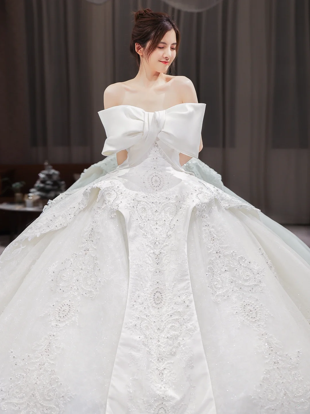 Robe de mariée longue en satin, tulle, dentelle, paillettes et perles, sans bretelles, avec nœud, C4203