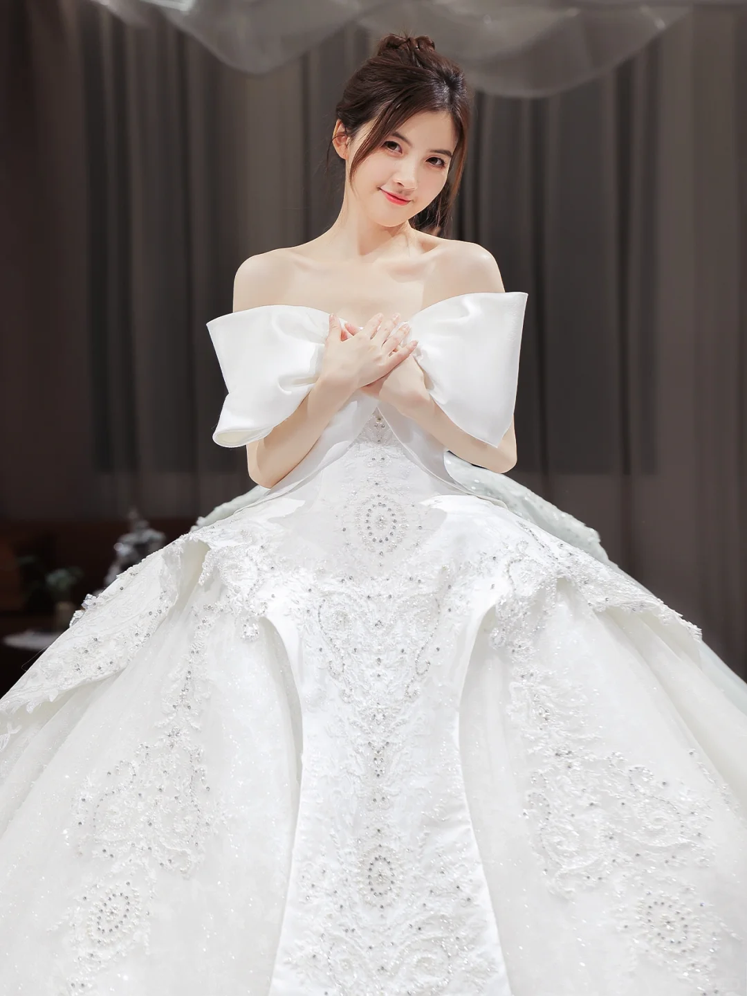 Robe de mariée longue en satin, tulle, dentelle, paillettes et perles, sans bretelles, avec nœud, C4203