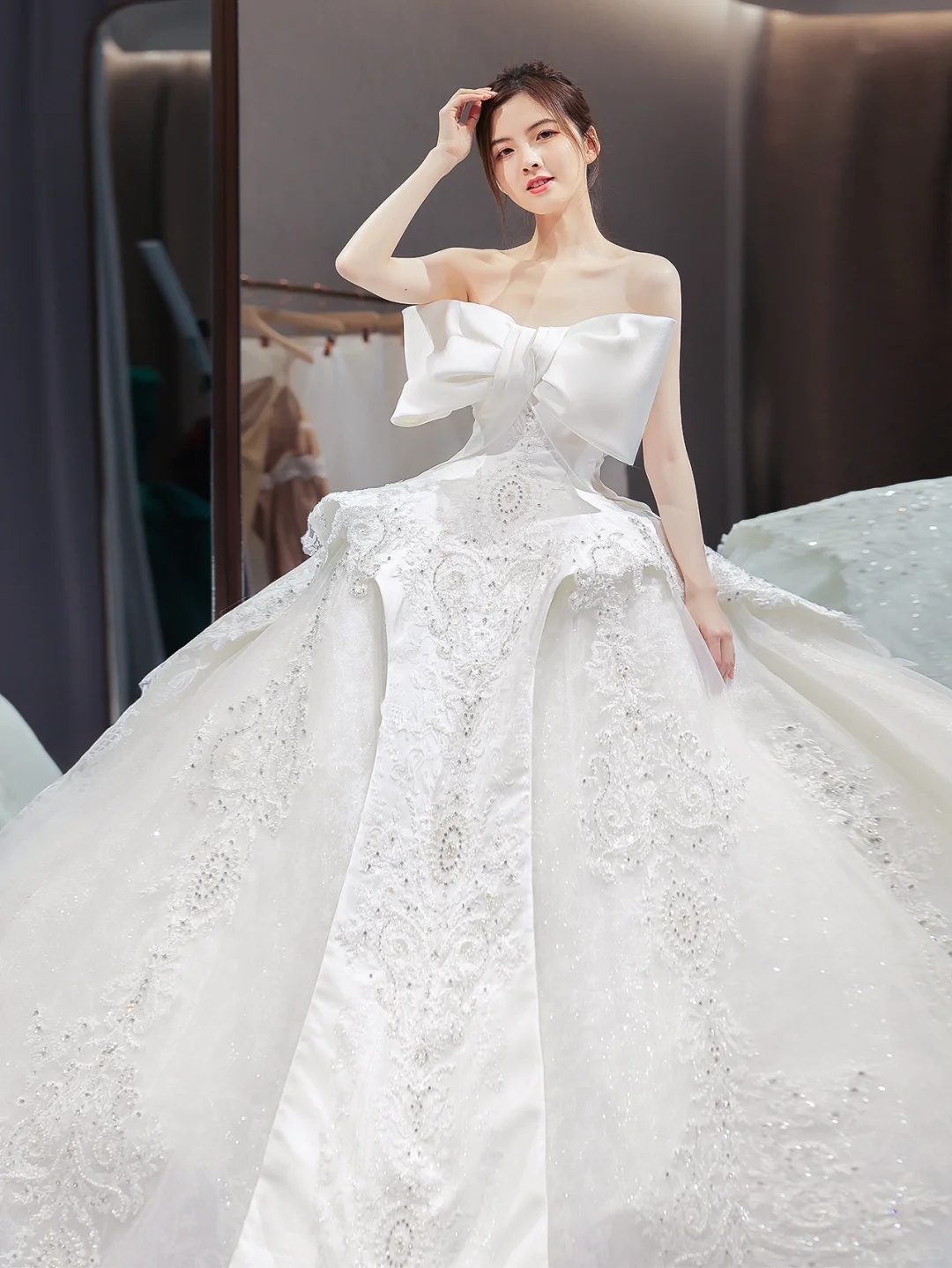Robe de mariée longue en satin, tulle, dentelle, paillettes et perles, sans bretelles, avec nœud, C4203