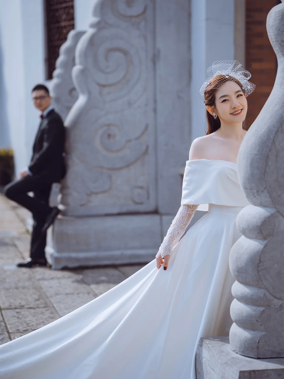 Robe de mariée élégante en satin et dentelle, épaules dénudées, manches longues, C4204