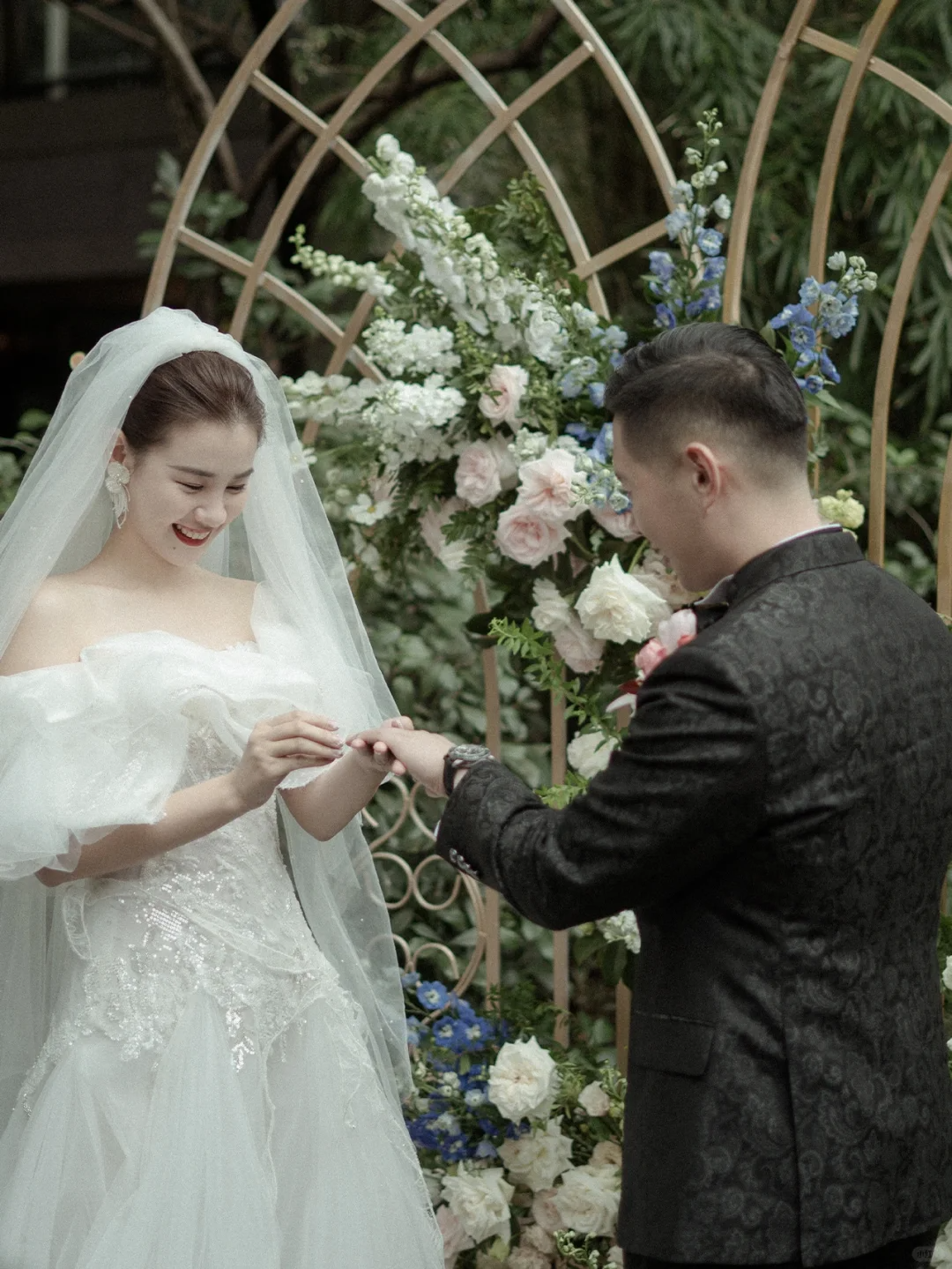 Robe de mariée longue en tulle et dentelle, épaules dénudées, avec voile, C4205