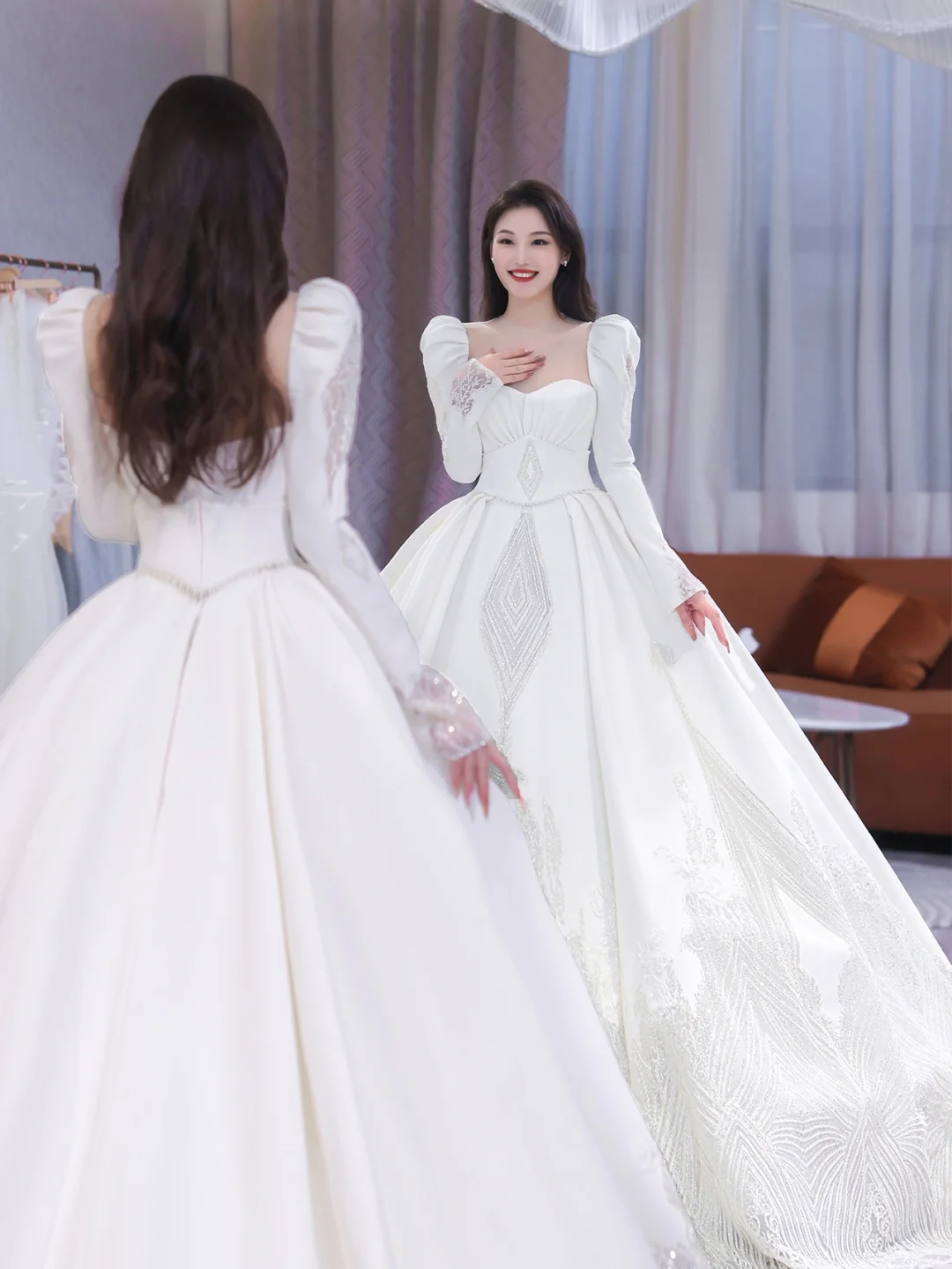 Robe de mariée élégante en satin à manches longues et col carré C4206
