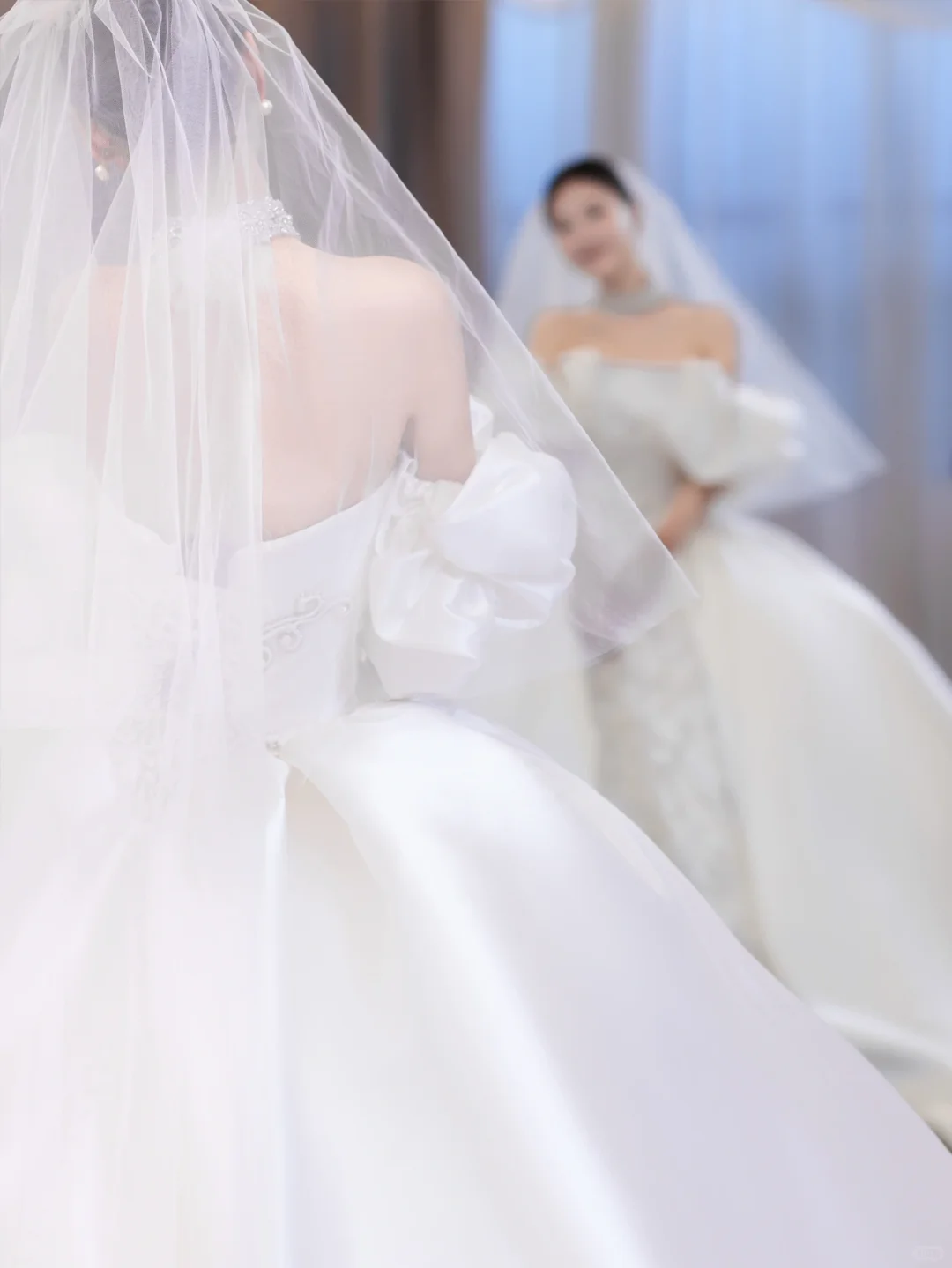 Robe de mariée longue élégante en satin à épaules dénudées et voile C4212