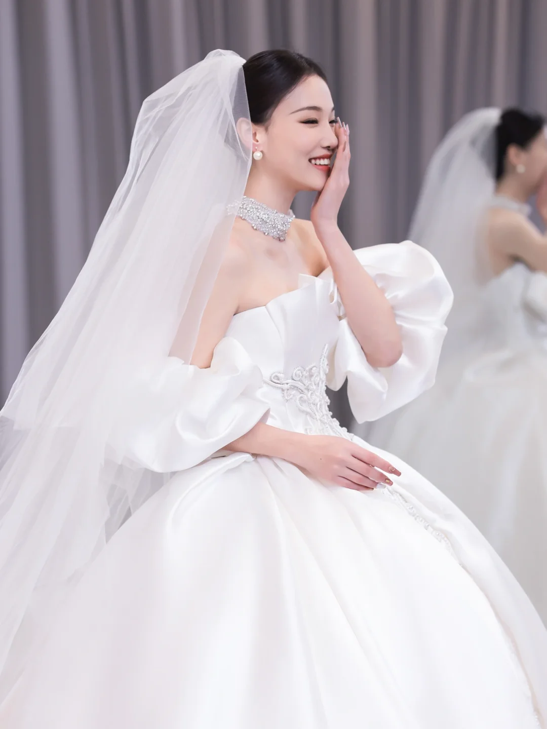 Robe de mariée longue élégante en satin à épaules dénudées et voile C4212