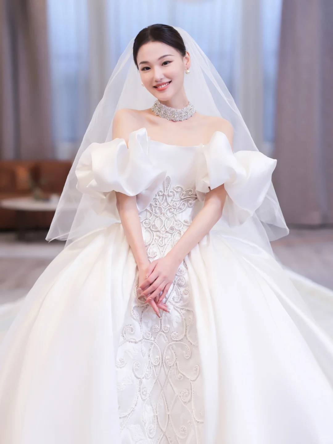 Robe de mariée longue élégante en satin à épaules dénudées et voile C4212