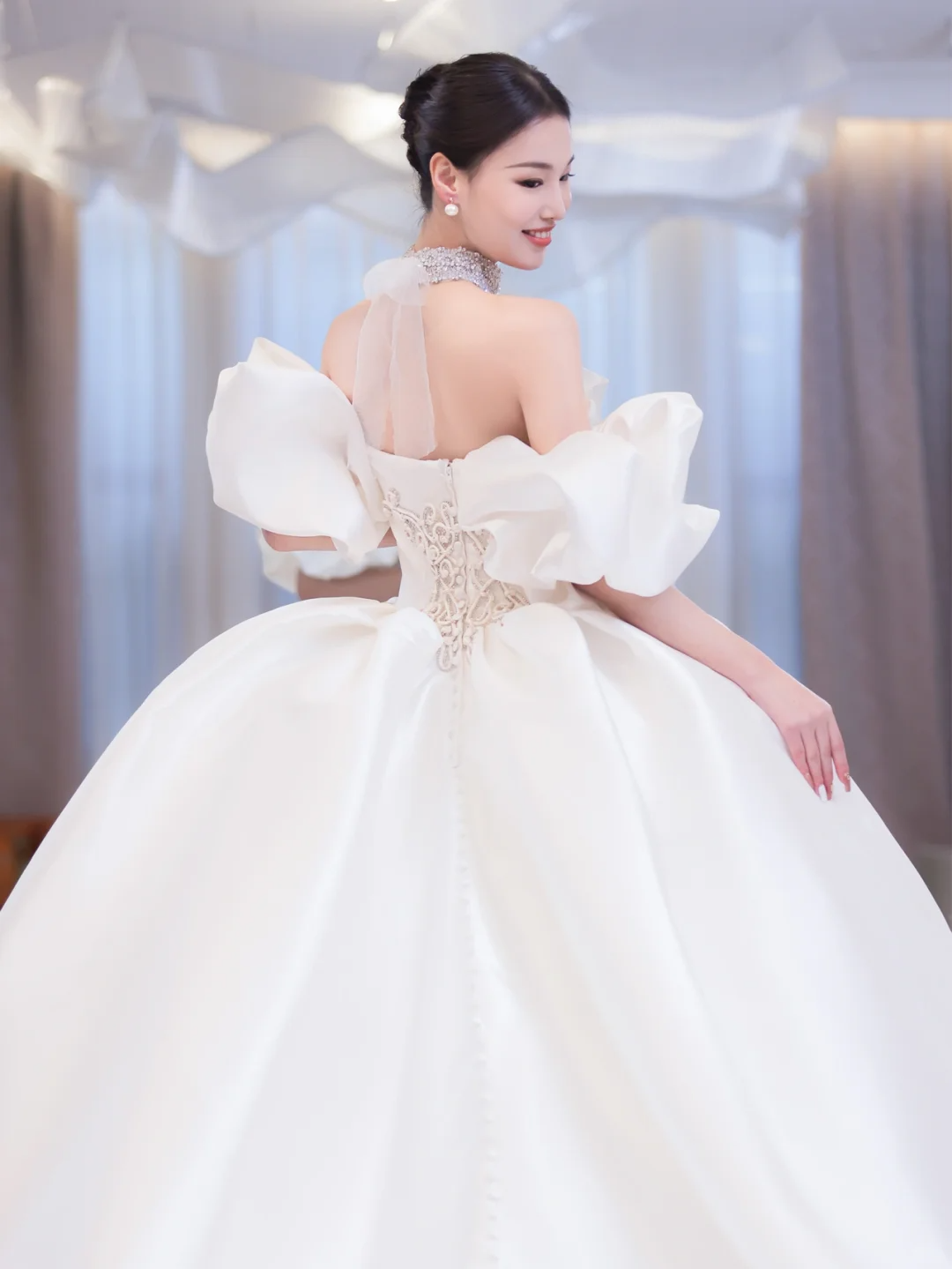 Robe de mariée longue élégante en satin à épaules dénudées et voile C4212