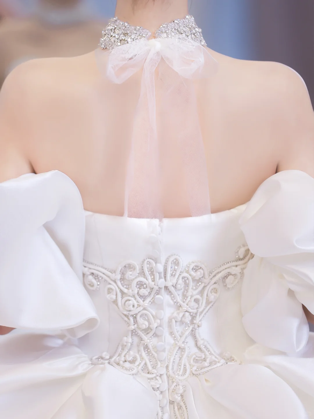 Robe de mariée longue élégante en satin à épaules dénudées et voile C4212