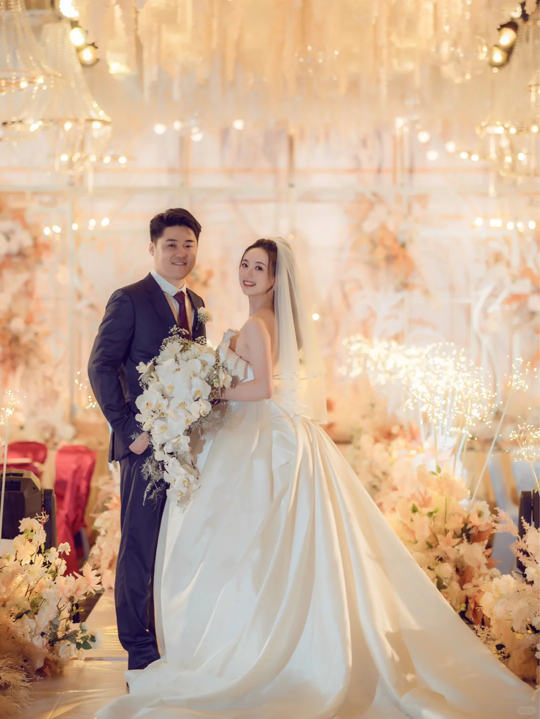 Robe de mariée longue élégante en satin sans bretelles avec voile C4220