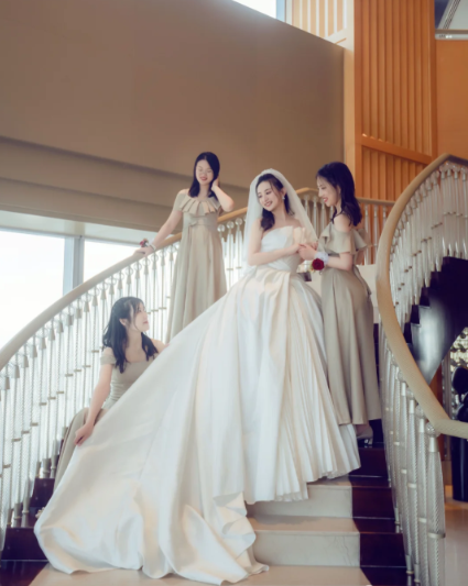 Robe de mariée longue élégante en satin sans bretelles avec voile C4220