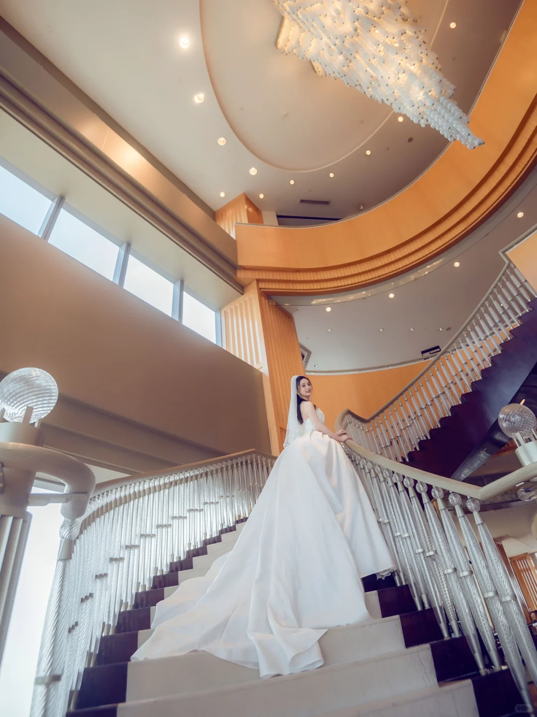 Robe de mariée longue élégante en satin sans bretelles avec voile C4220