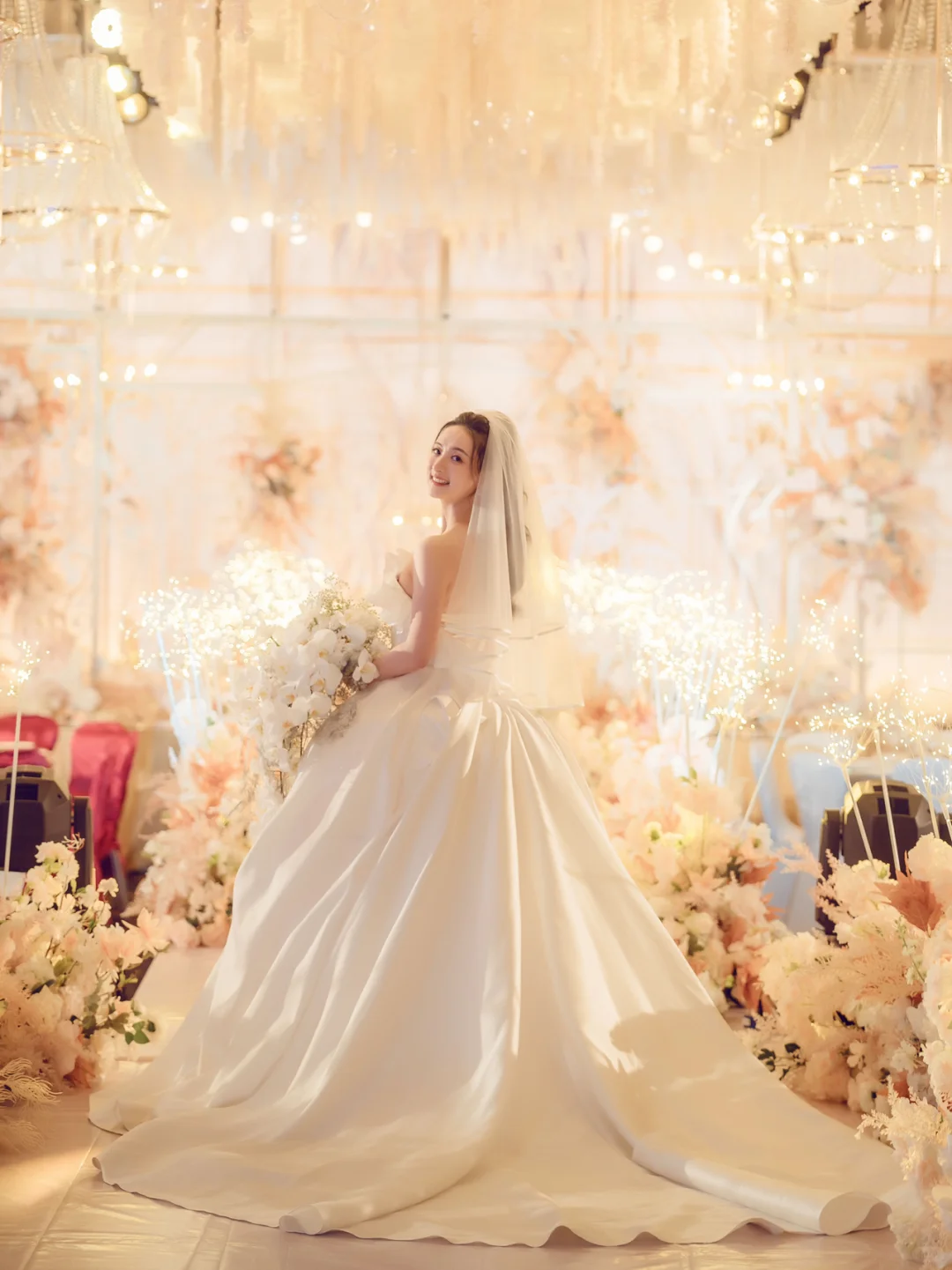 Robe de mariée longue élégante en satin sans bretelles avec voile C4220