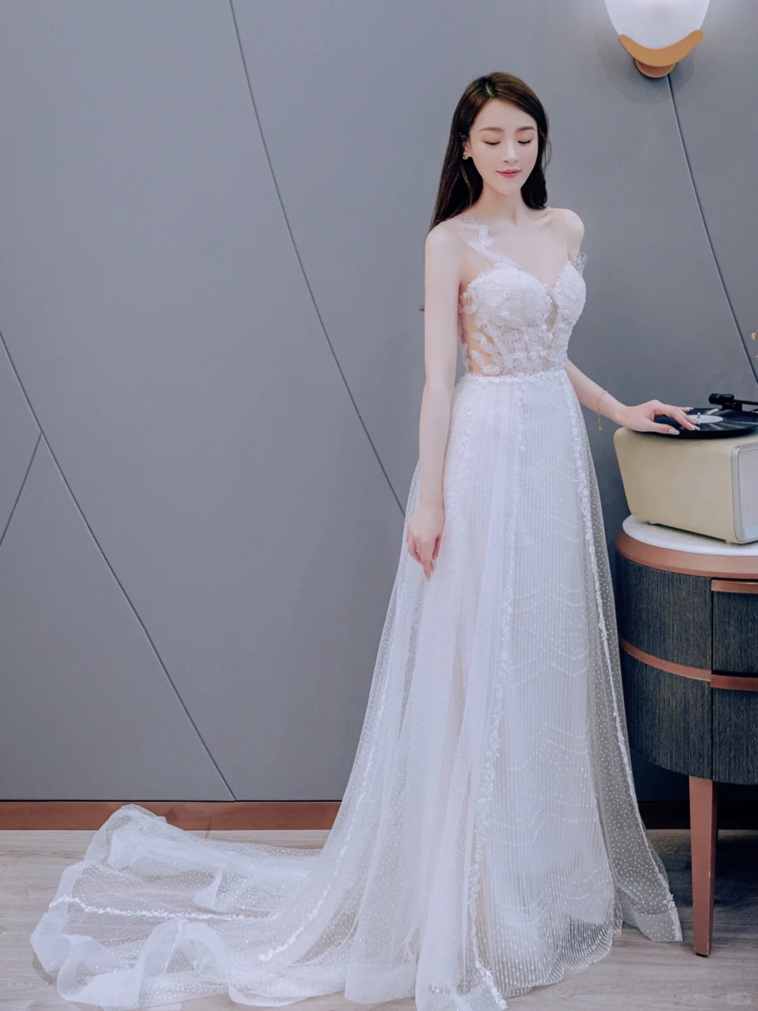 Jolie robe de mariée longue en tulle avec une épaule dénudée et des appliques C4221