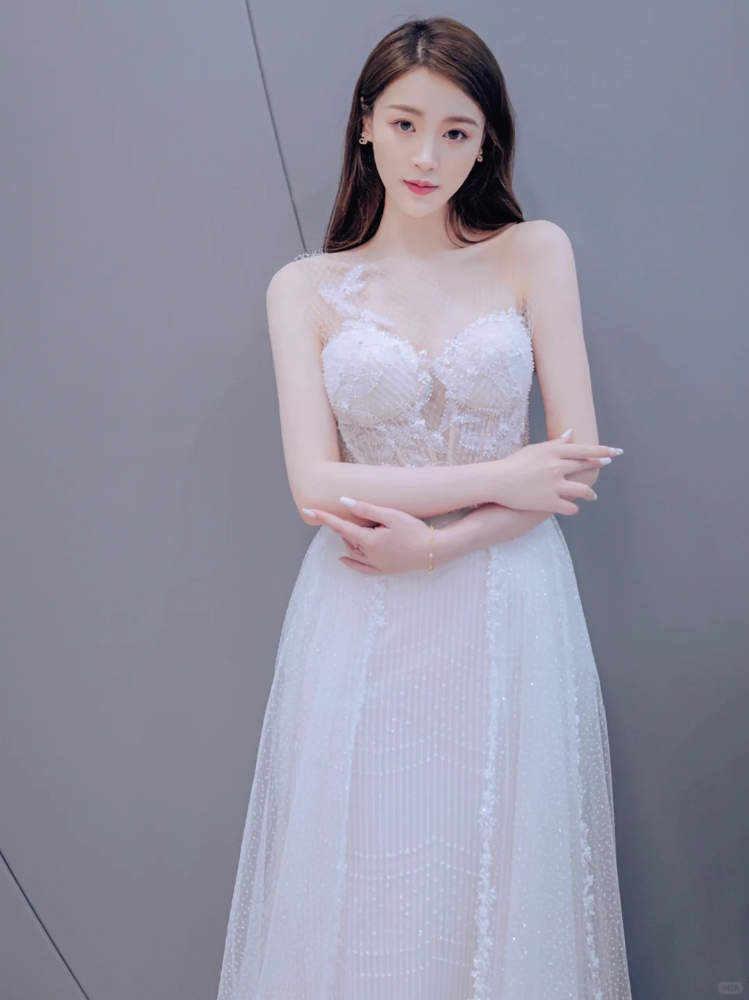 Jolie robe de mariée longue en tulle avec une épaule dénudée et des appliques C4221