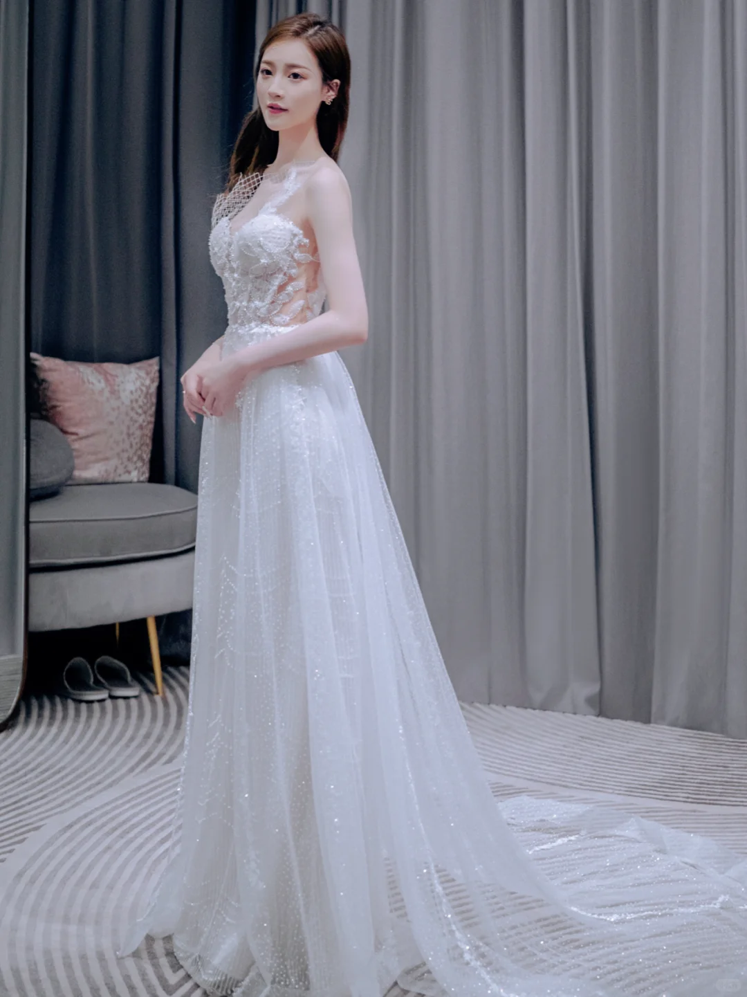 Jolie robe de mariée longue en tulle avec une épaule dénudée et des appliques C4221