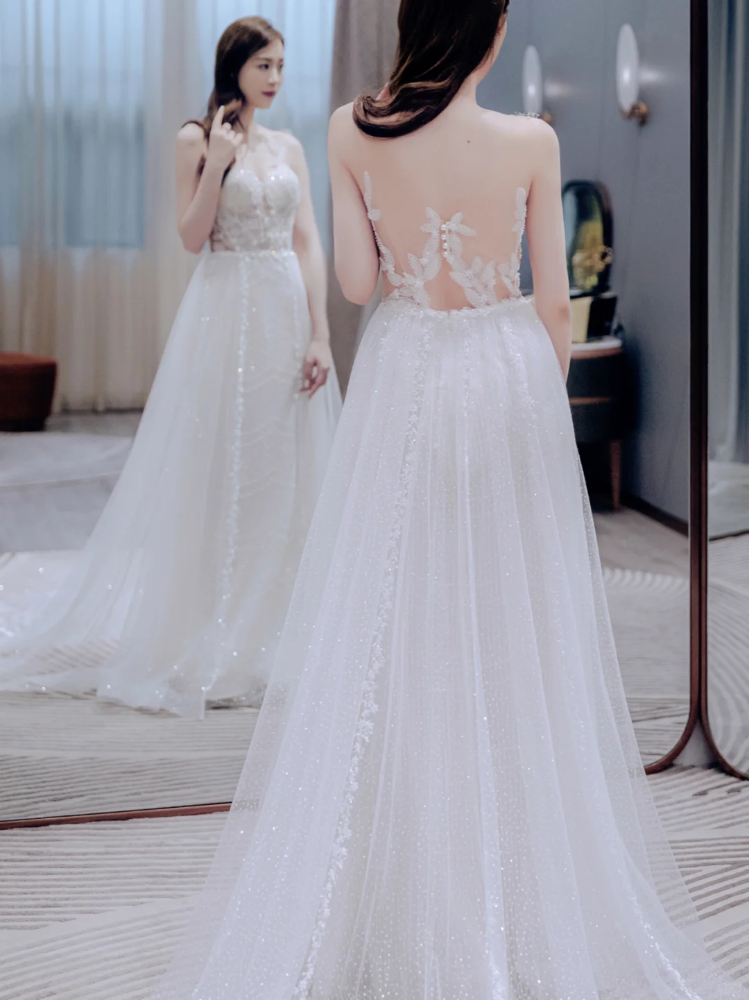 Jolie robe de mariée longue en tulle avec une épaule dénudée et des appliques C4221