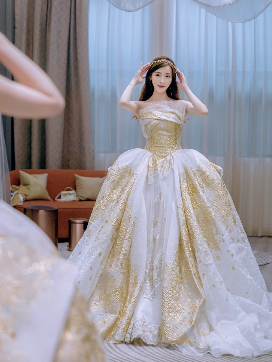 Superbe robe de mariée longue en satin sans bretelles avec appliques C4222
