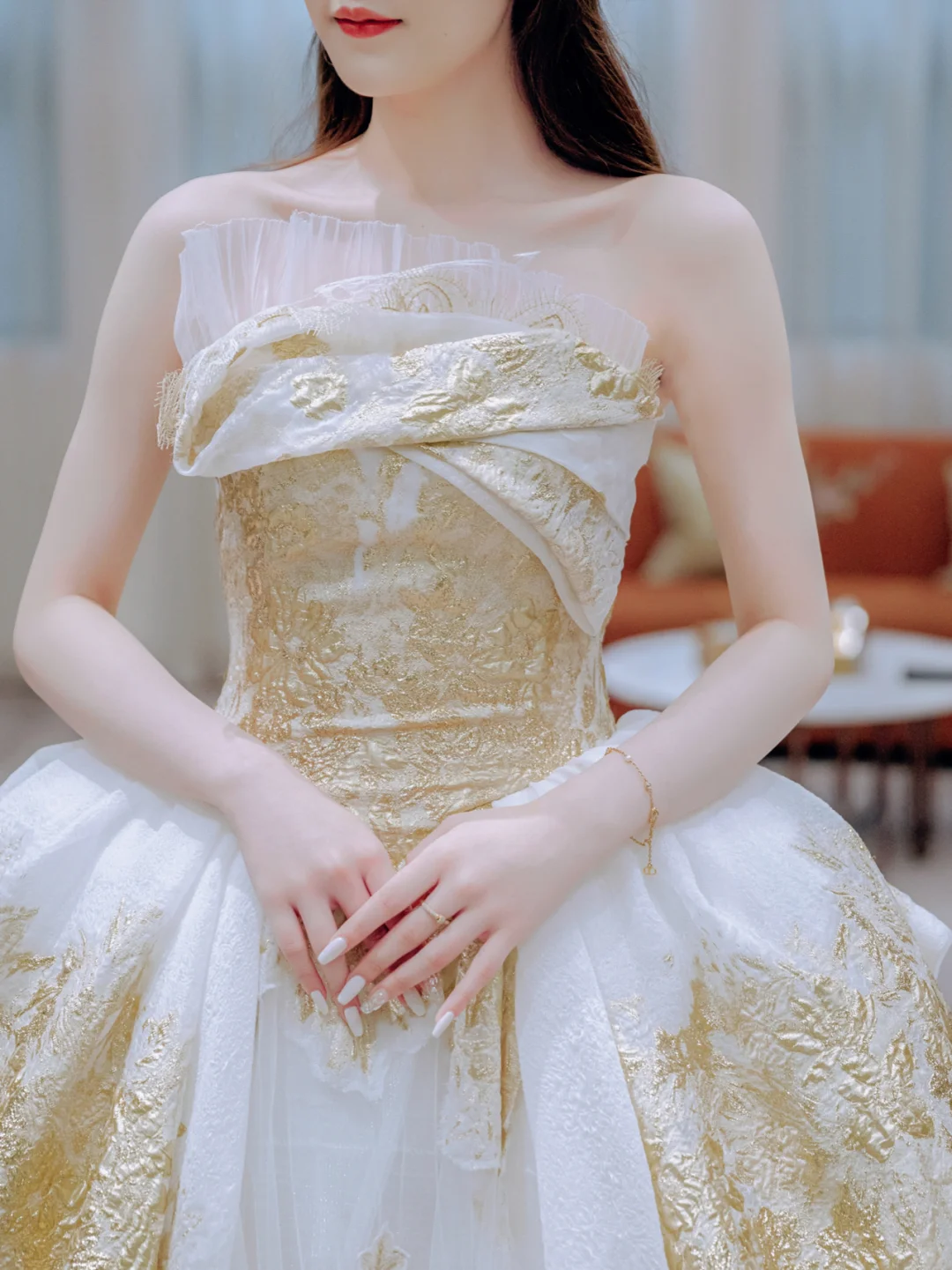 Superbe robe de mariée longue en satin sans bretelles avec appliques C4222