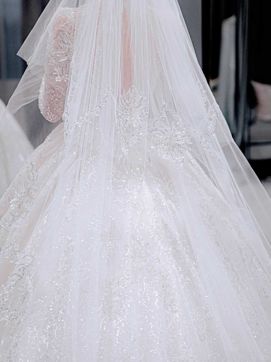 Robe de mariée longue en tulle, dentelle et sequins, manches longues, style bal intemporel, C4223