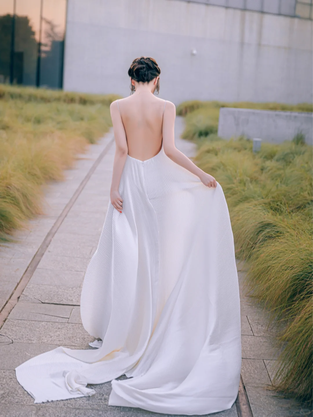 Robe de mariée longue en satin à bretelles spaghetti et coupe trapèze élégante C4224