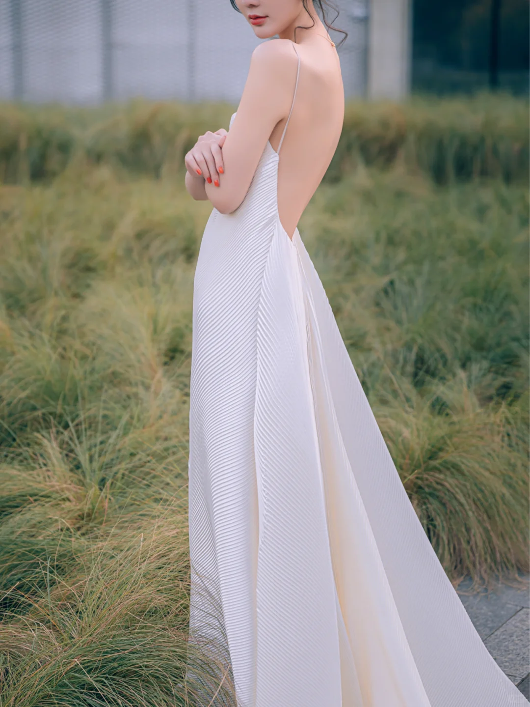 Robe de mariée longue en satin à bretelles spaghetti et coupe trapèze élégante C4224