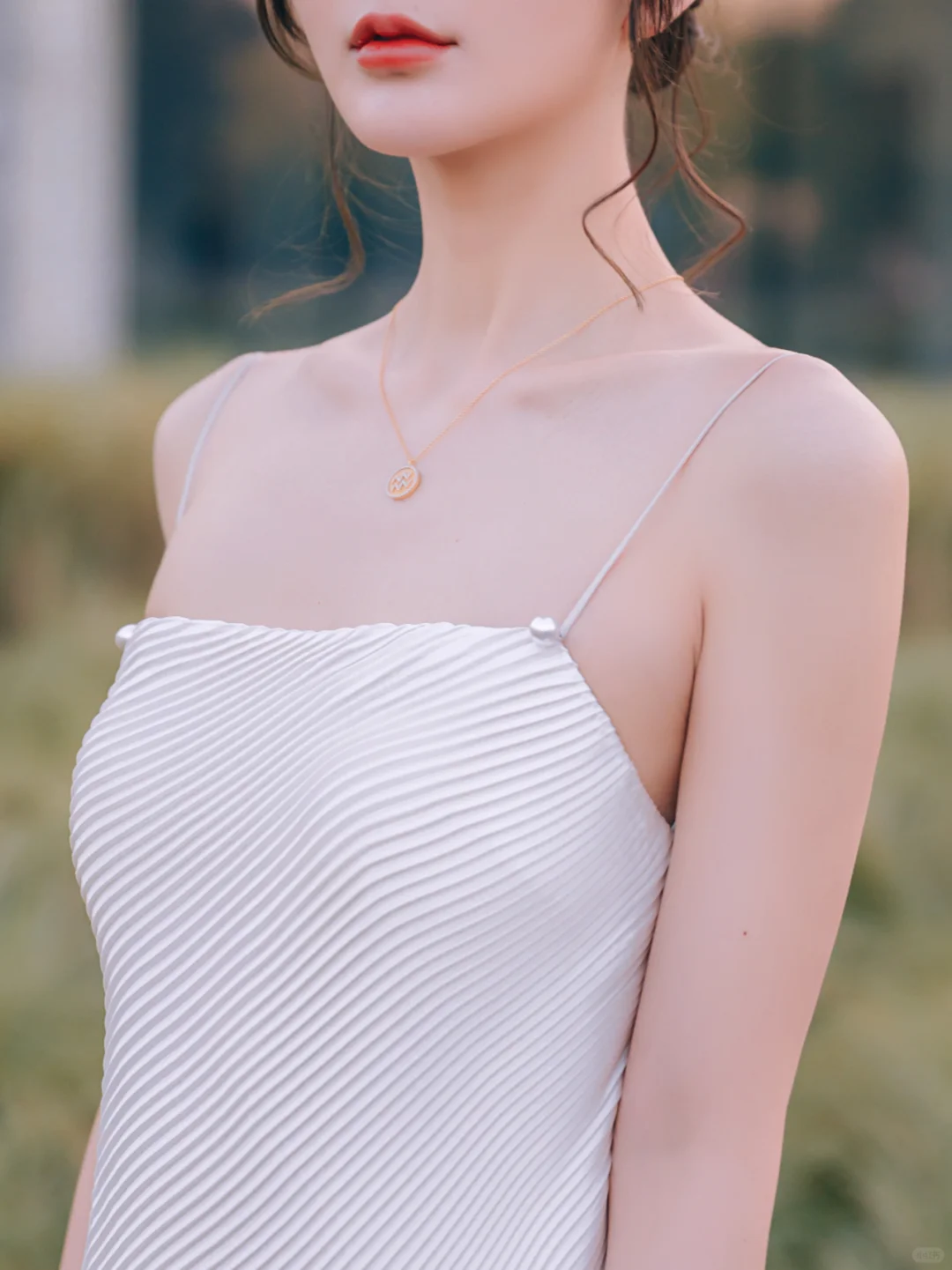 Robe de mariée longue en satin à bretelles spaghetti et coupe trapèze élégante C4224