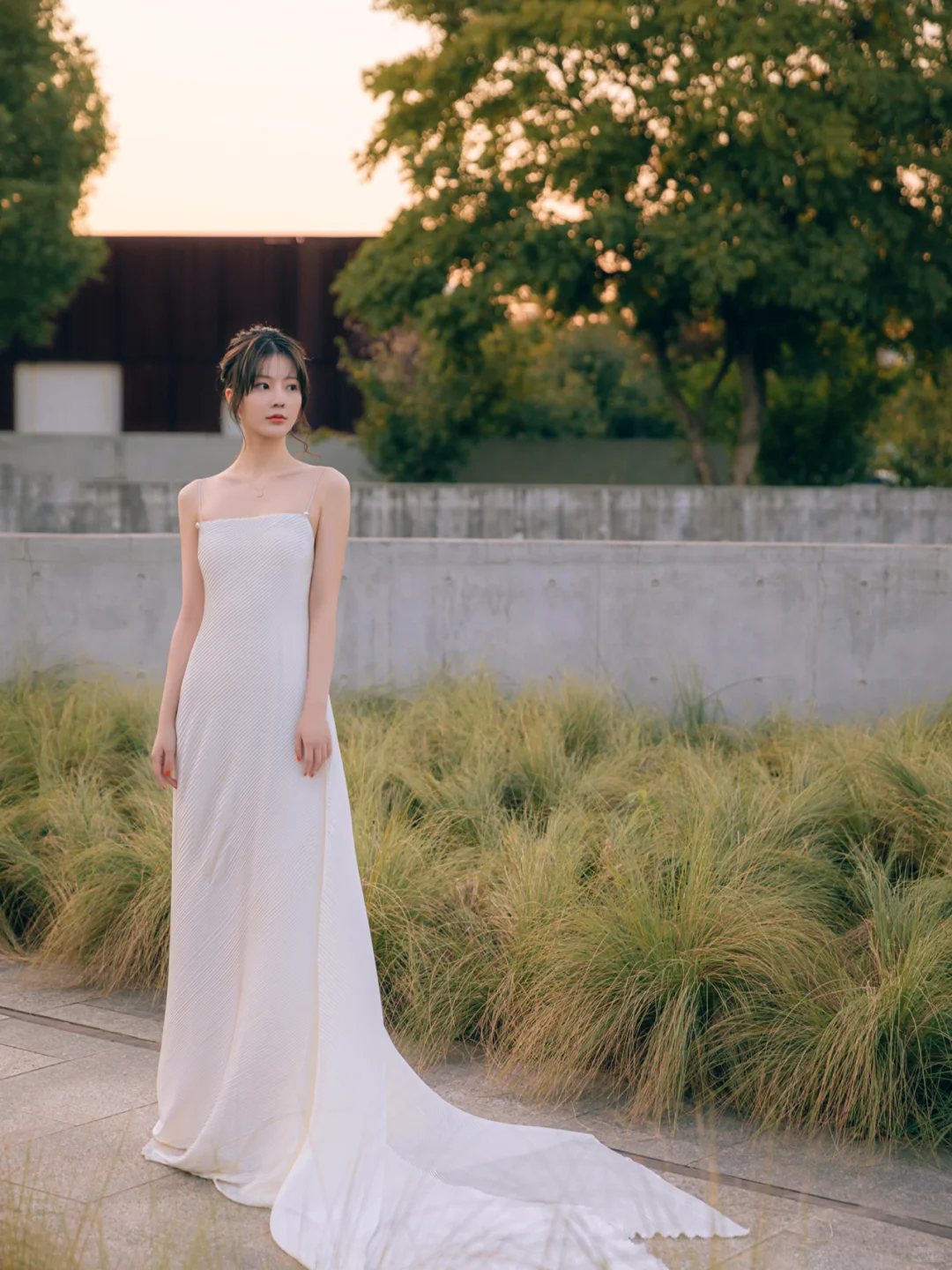 Robe de mariée longue en satin à bretelles spaghetti et coupe trapèze élégante C4224