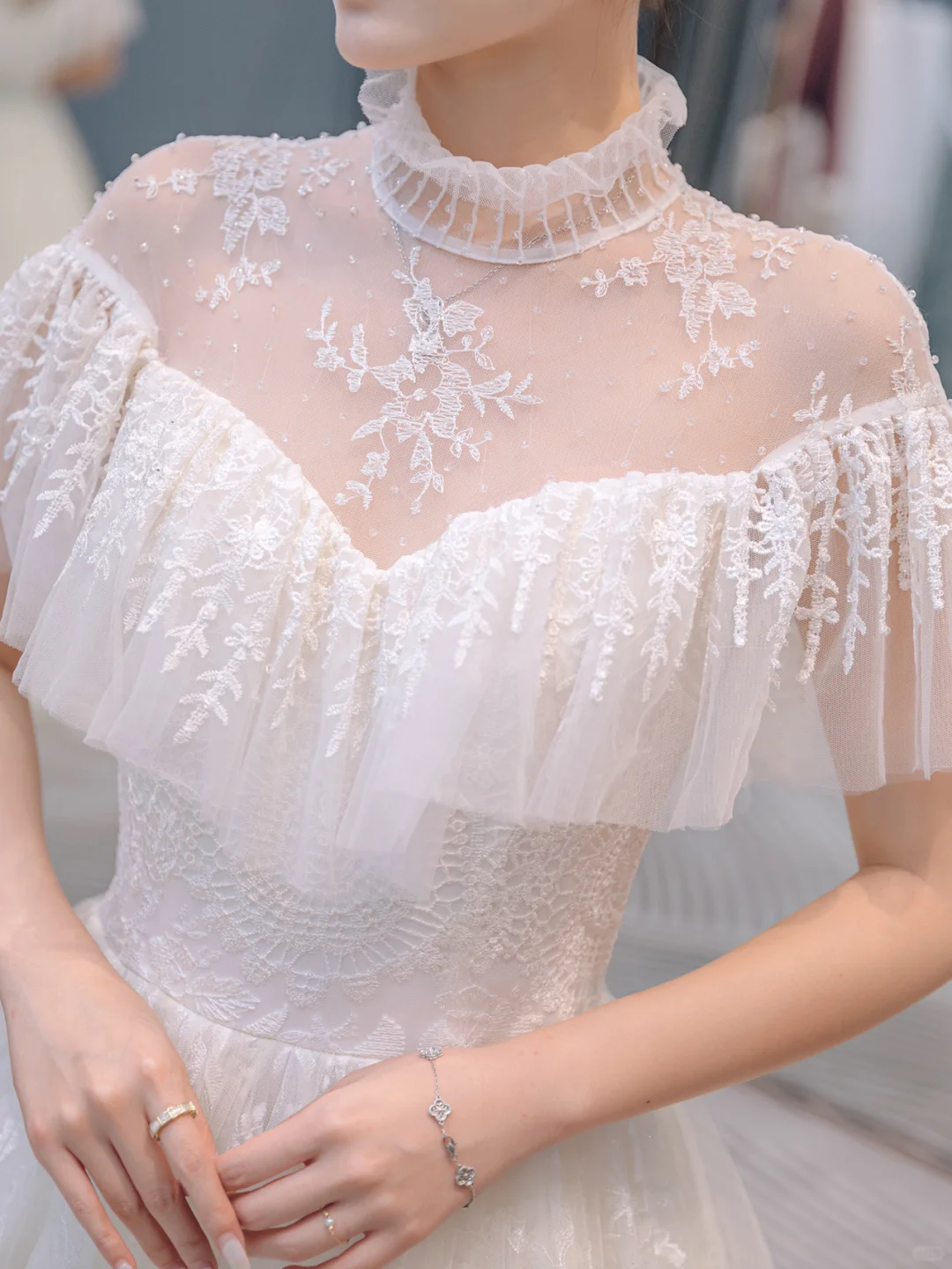 Jolie robe de mariée longue en tulle et dentelle C4227