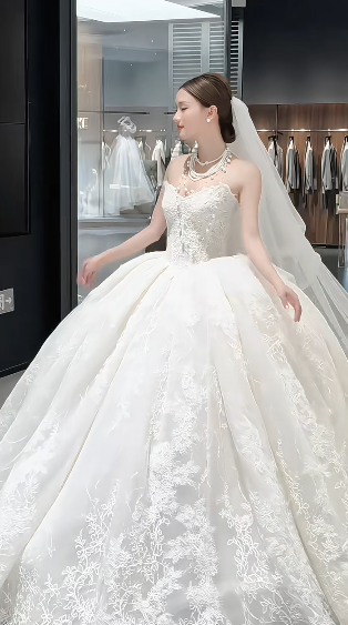 Robe de mariée longue en tulle et dentelle, sans bretelles, style bal intemporel, avec voile, C4230