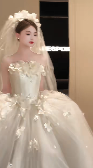 Pretty Ball Gown Strapless Satin Tulle Applique With Veil Long Wedding Dresses C4232